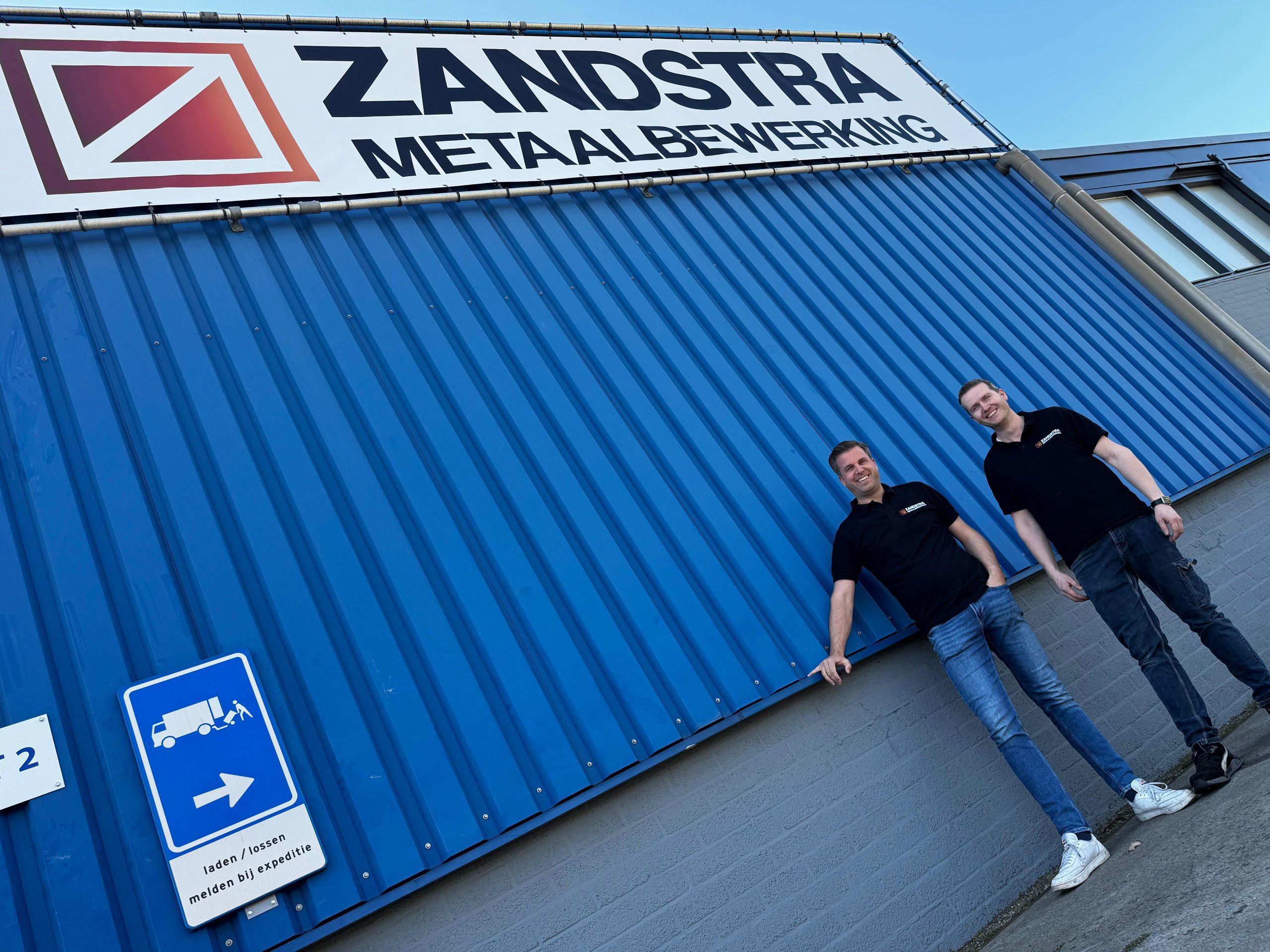 Robbert en Camille Dols voor het pand van Zandstra Metaalbewerking